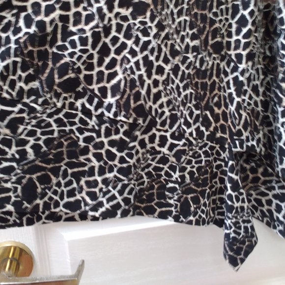 Q NEEL Shark-Bite Top - NEW - Picture 11 of 14